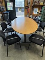Vergadertafel plus stoelen.