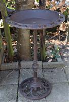 Vogelschaal, vogelbad op hoge voet, gietijzer  VB217