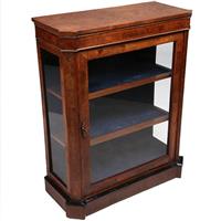 Lage eendeurs vitrinekast met aan drie zijde glas en bronzen details (No.322155)