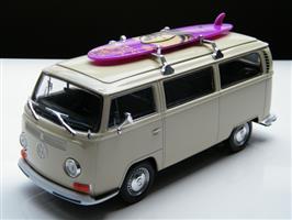 Volkswagen bus T2a + surfboard 1:24