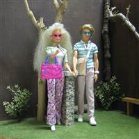 jaren 90 Barbie met oorbellen en Ken in de stad