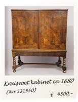 Kruisvoetkabinet ca 1680 met bloemen op de panelen en sterren binnen (No.331550)