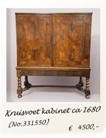 Kruisvoetkabinet ca 1680 met bloemen op de panelen en sterren binnen (No.331550)