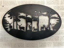 Wandornament, muurdecoratie metaal ovaal, herten in het bos.