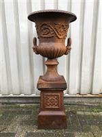 Zware gietijzeren tuinvaas gietijzer op gietijzeren sokkel, zeer fraai en prachtig ontwerp.