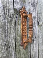 Een gietijzeren deurgreep, in rust, heel mooi en stevig!