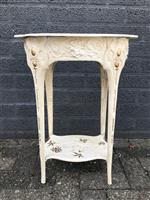 Een gietijzeren tafel, wit, art nouveau flower