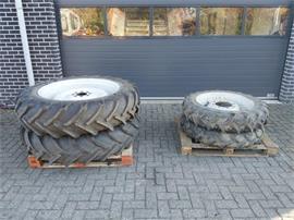 Setje Ford wielen   9.5 R28 en 13.6 R36