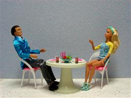 Barbie en Ken dineren samen
