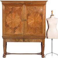 Blond Kruisvoetkabinet ca 1690 op foedraalpoten met geometrische bloemmotieven verrassende pendanten