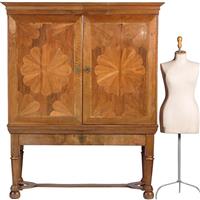 Blond Kruisvoetkabinet ca 1690 op foedraalpoten met geometrische bloemmotieven verrassende pendanten