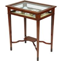 Vitrinetafeltje met ingelegde hulsthouten biezen langs boven- en onderblad (No.351955)