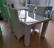 Mooie witte tafel met glazen bovenblad