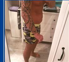 Masseur geeft vrouwgerichte massage Atie