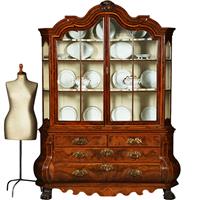 Dubbelgebogen Porcelein kabinet  in notenwortel met citroenhout beschilderd interieur ca 1750 (No.36