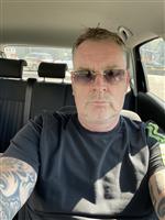 Leuke jonge man weer toe aan liefde 