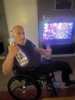 Oudere gehandicapte man op zoek naar jonge meid