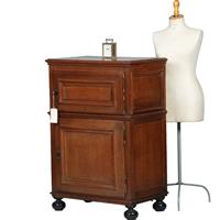 Kleine 17e eeuwse tweedeurskast met achter één deurtje bestek-laden (No.770343)