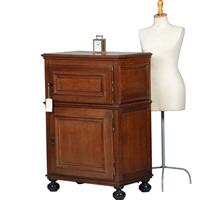 Kleine 17e eeuwse tweedeurskast met achter één deurtje bestek-laden (No.770343)