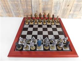Een schaakspel met als thema: MEDIEVAL KNIGHTS, fraaie schaakstukken als middeleeuwse ridders
