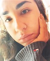 Vrolijk meisje zoekt leuke jonge man.