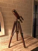 Prachtige decoratieve telescoop op een houten statief