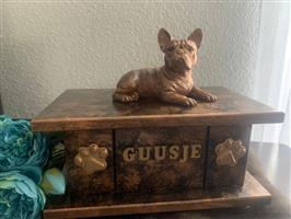 Franse Bulldog beeldje op urnenkistje