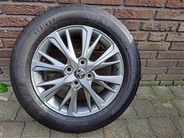 toyota yaris 15 inch velgen met  zomer banden