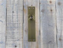 1 Lange deurplaat, messing gepatineerd, cova, gesloten plaat.