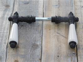 Deurklink-set, 2 klinken met witte grepen en een doorn, donkerbruin