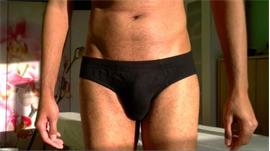 Zwarte masseur geeft exotische massages.