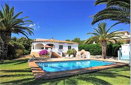 Nice villa with pool and lovely garden.