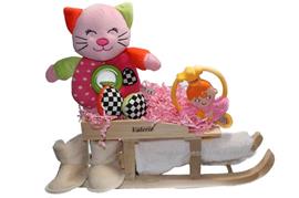 Baby cadeau op houten slee met Babynaam