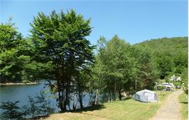 Rustig kamperen aan een groot meer, zuid Frankrijk