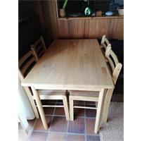 eettafel en 4 stoelen