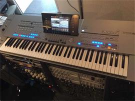 Yamaha Tyros 5 met 76 Toetsen