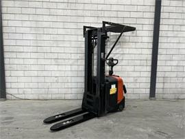 2005 BT SPE160L elektrische stapelaar, triplex mast 1600kg, 485cm doppelstock