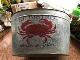 Een hele fraaie decoratieve zinken teil met de tekst Le Bistro en een afbeelding van een krab.