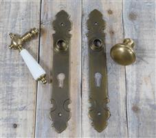 1  set deur hang-en sluitwerk: 1 knop, 1 deurklink met porseleinen handvat antiek-wit, 2 deurplaten 