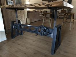 UNIEK EN HEEL FRAAI IS DEZE BOOMSTAMTAFEL MET GIETIJZEREN ONDERSTEL, IN HOOGTE DRAAIBAAR !!