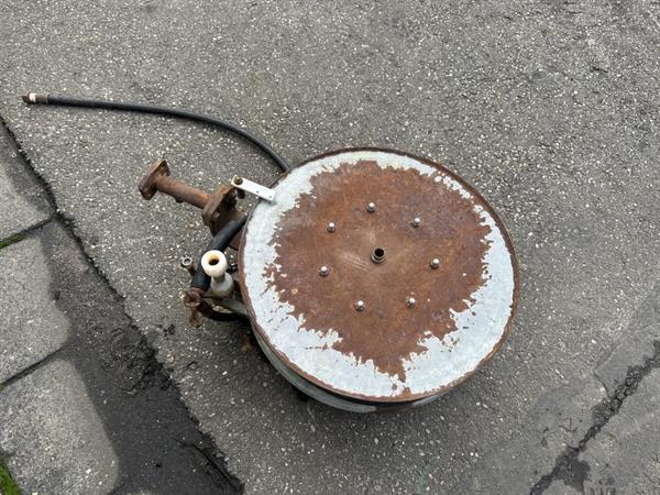 Grote foto empas mechanische haspel met slang agrarisch onkruidbestrijding