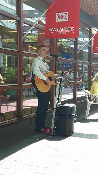 Grote foto de muzikale entertainer muziek en instrumenten muzikanten en bands