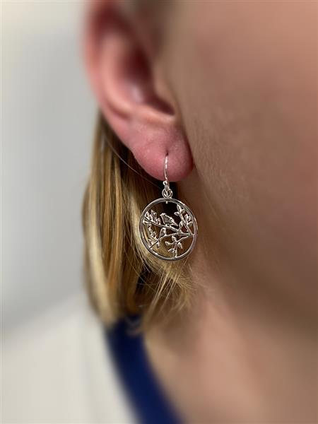 Grote foto zilveren nachtegaal in boom cirkel oorbellen sieraden tassen en uiterlijk oorbellen