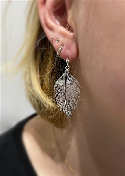 Grote foto zilveren grote veer oorhangers sieraden tassen en uiterlijk oorbellen