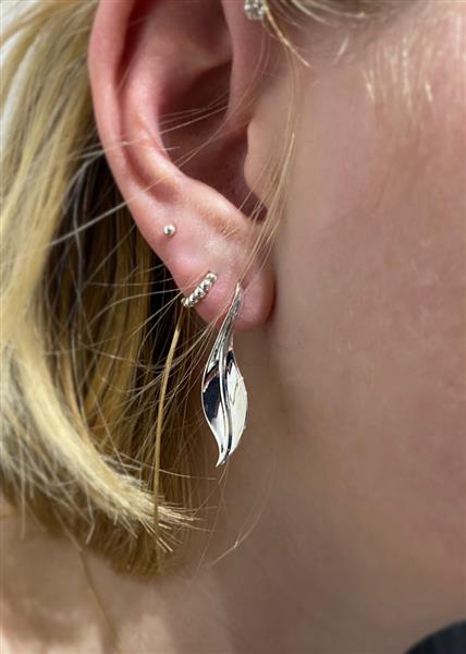 Grote foto zilveren blad oorhangers met grote haak sieraden tassen en uiterlijk oorbellen