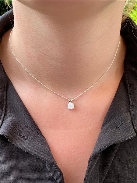 Grote foto zilveren kleine ronde witte opaal hanger sieraden tassen en uiterlijk kettingen