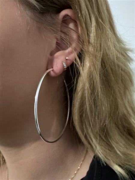 Grote foto zilveren creolen oorringen groot 70 mm 2 mm breed sieraden tassen en uiterlijk oorbellen
