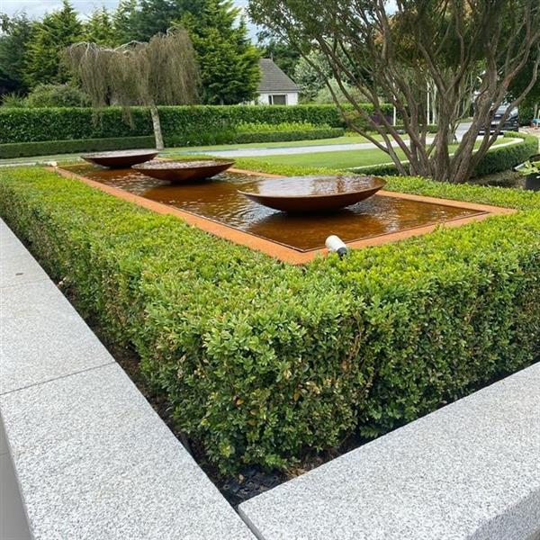 Grote foto cortenstaal watertafel met 3 schalen adezz cbs2 afmeting 400x100x40 cm. tuin en terras overige tuin en terras