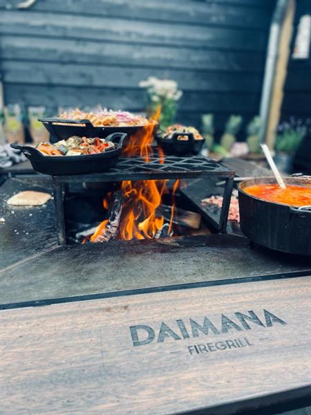 Grote foto daimana firegrill incl rooster houten rand en beschermhoes barbecue grill tuin en terras buitenkeukens