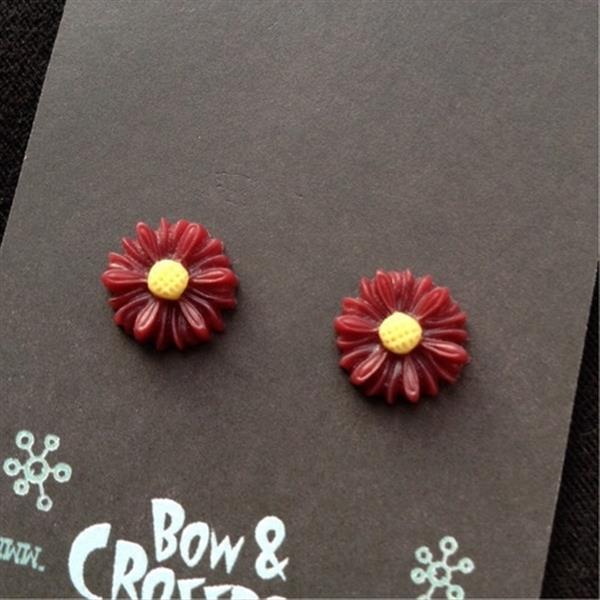 Grote foto bow and crossbones burgundy daisy flower stud earrings. kleding dames sieraden